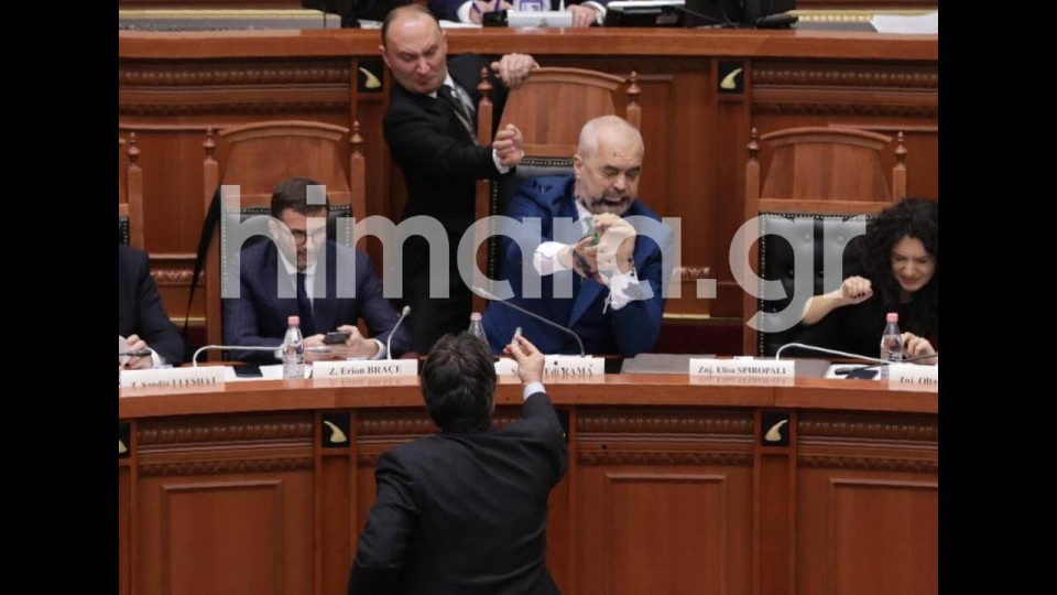 «Πανικός» στη Βουλή της Αλβανίας: Επίθεση με μπογιά στον Έντι Ράμα