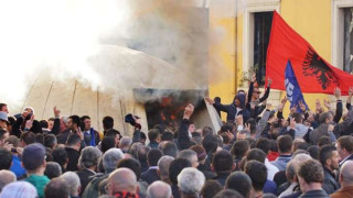 Αλβανία: Νέα διαδήλωση της αντιπολίτευσης έξω από τη Βουλή - Δακρυγόνα από την αστυνομία