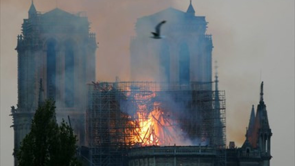 Γαλλία: Στις φλόγες η Παναγία των Παρισίων